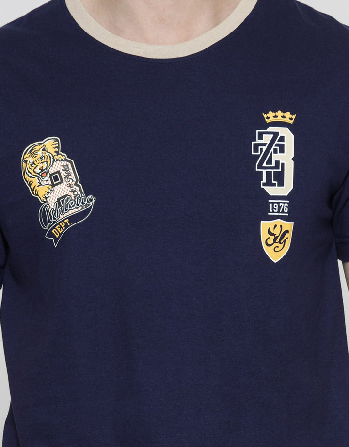 T Zone Badge Print Varsity Kaos Pria