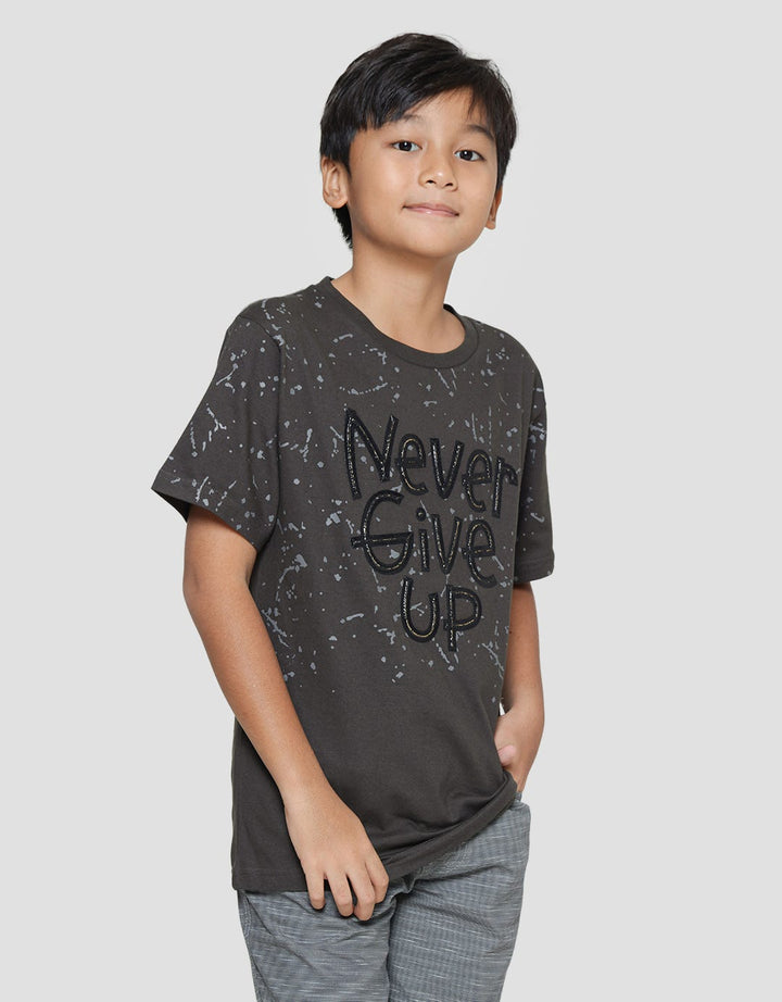 Nevada Print Splash Never Giveup Kaos Lengan Pendek Anak Laki-Laki