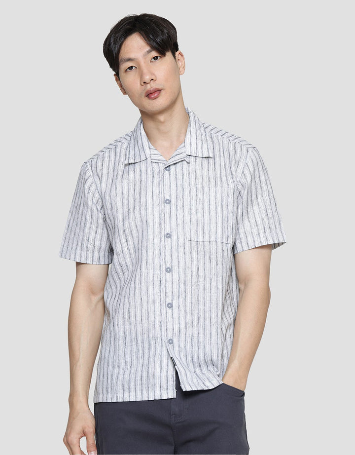 Watchout Casual Vertical Print Kemeja Lengan Pendek Pria