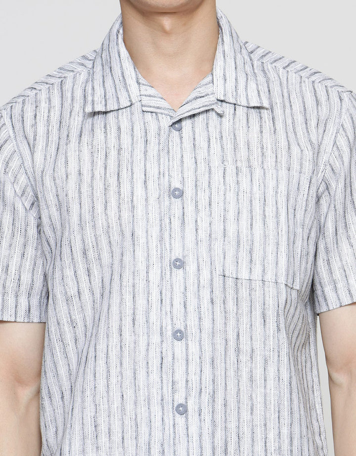 Watchout Casual Vertical Print Kemeja Lengan Pendek Pria