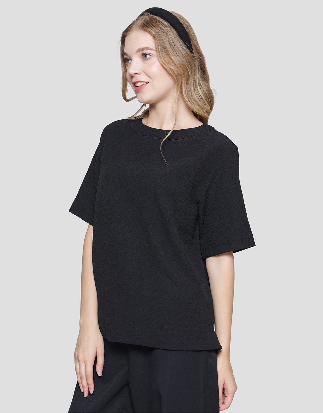 St. Yves Creepe Lace Detailing Blouse Wanita