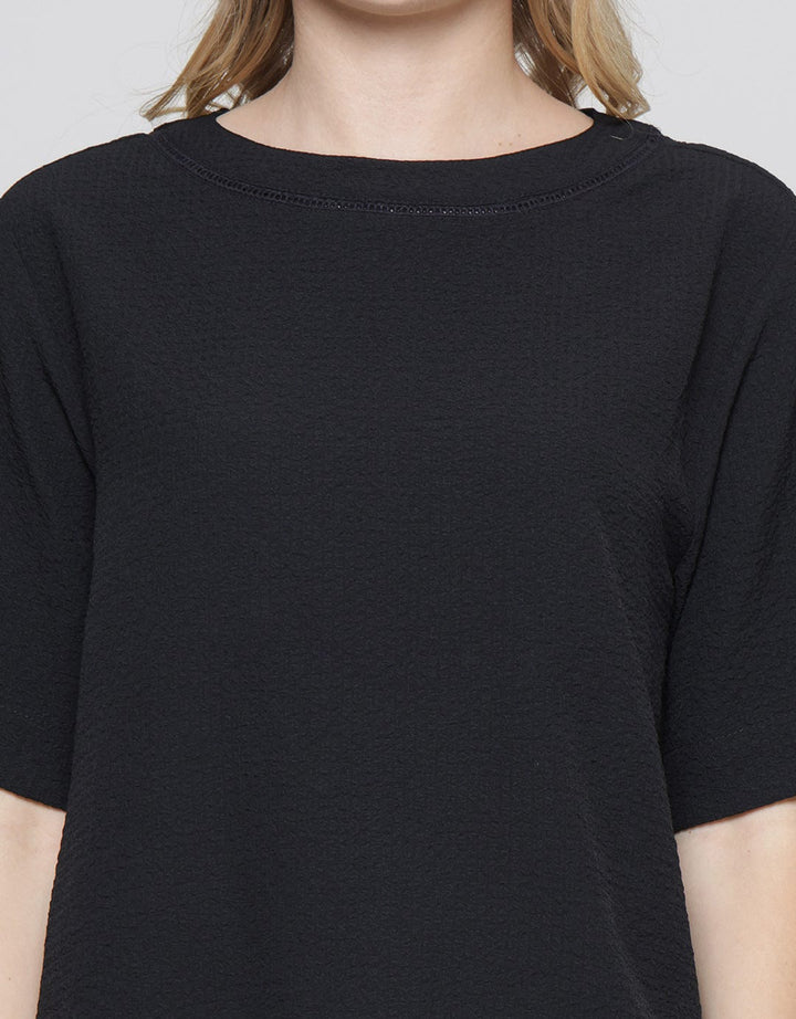 St. Yves Creepe Lace Detailing Blouse Wanita