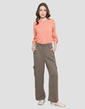 Details Celana Cargo Style With Wide Leg Fit Wanita