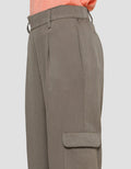 Details Celana Cargo Style With Wide Leg Fit Wanita