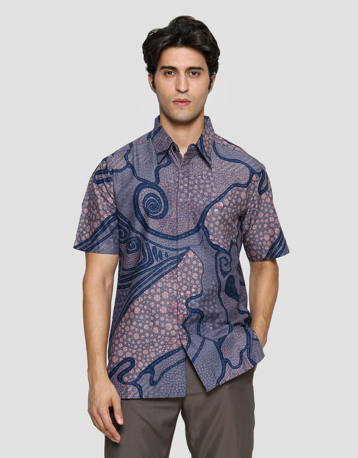 Adikusuma Print Dedaunan Hem Batik Body Fit Pria