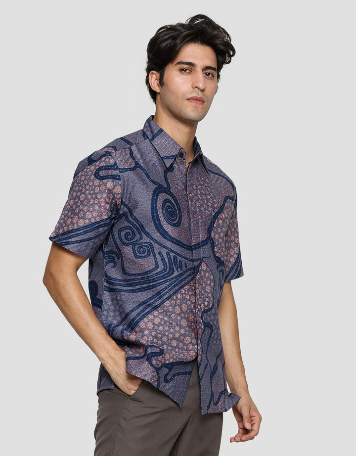 Adikusuma Print Dedaunan Hem Batik Body Fit Pria