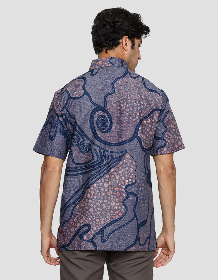 Adikusuma Print Dedaunan Hem Batik Body Fit Pria