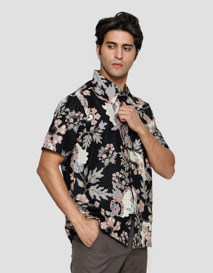Adikusuma Print Dedaunan Hem Batik Body Fit Pria