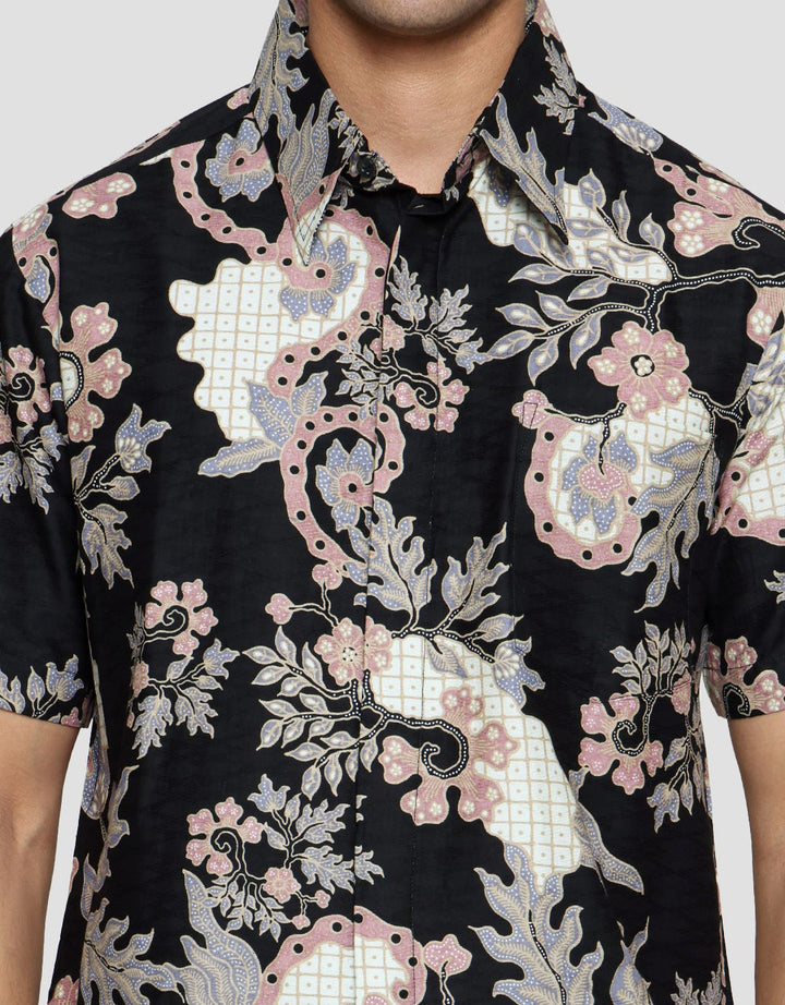 Adikusuma Print Dedaunan Hem Batik Body Fit Pria