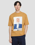 Suko Graphic Print Kaos Oversized Lengan Pendek Pria