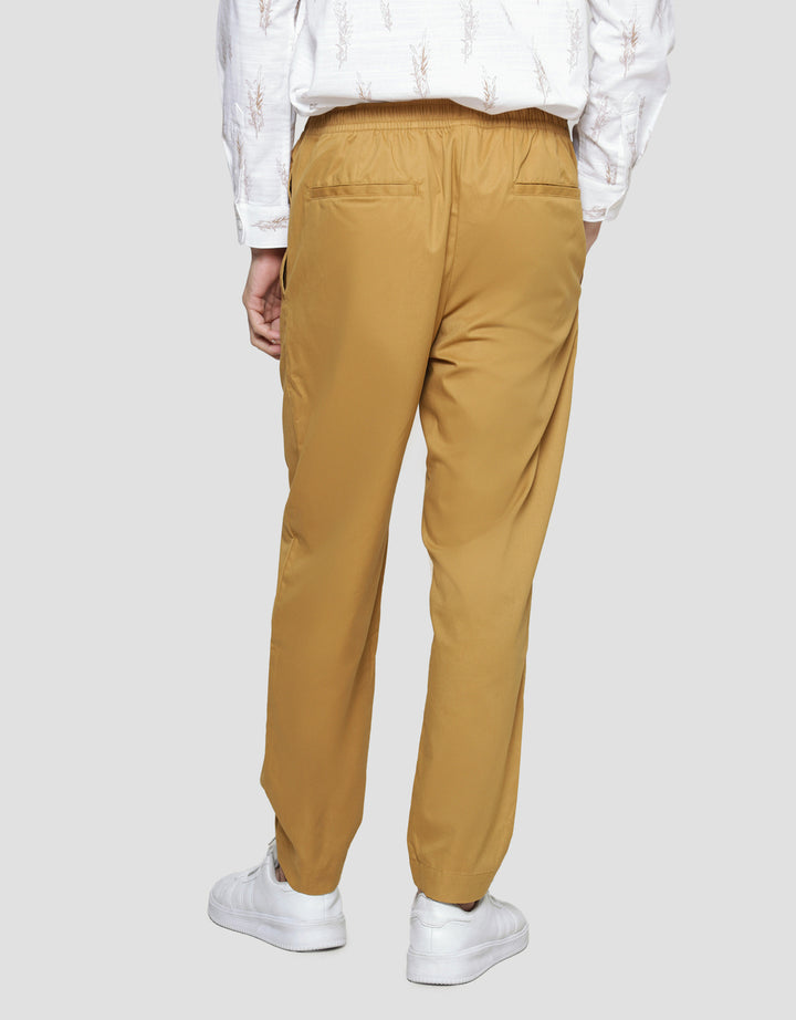 Suko Woven Relax Fit Celana Panjang Chinos Pria