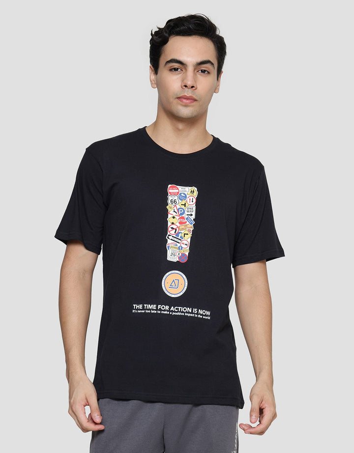 American Jeans Sign Front Print Comb 24S Kaos Pria