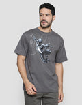 Marvel Spiderman Hanging Kaos Pria