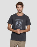 T Zone Print Linear Graphic Society Kaos Lengan Pendek Pria