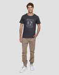 T Zone Print Linear Graphic Society Kaos Lengan Pendek Pria