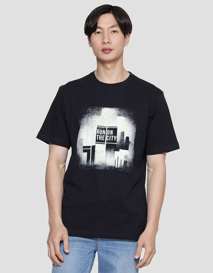 Nevada Kaos Lengan Pendek Pria Print Run On The City