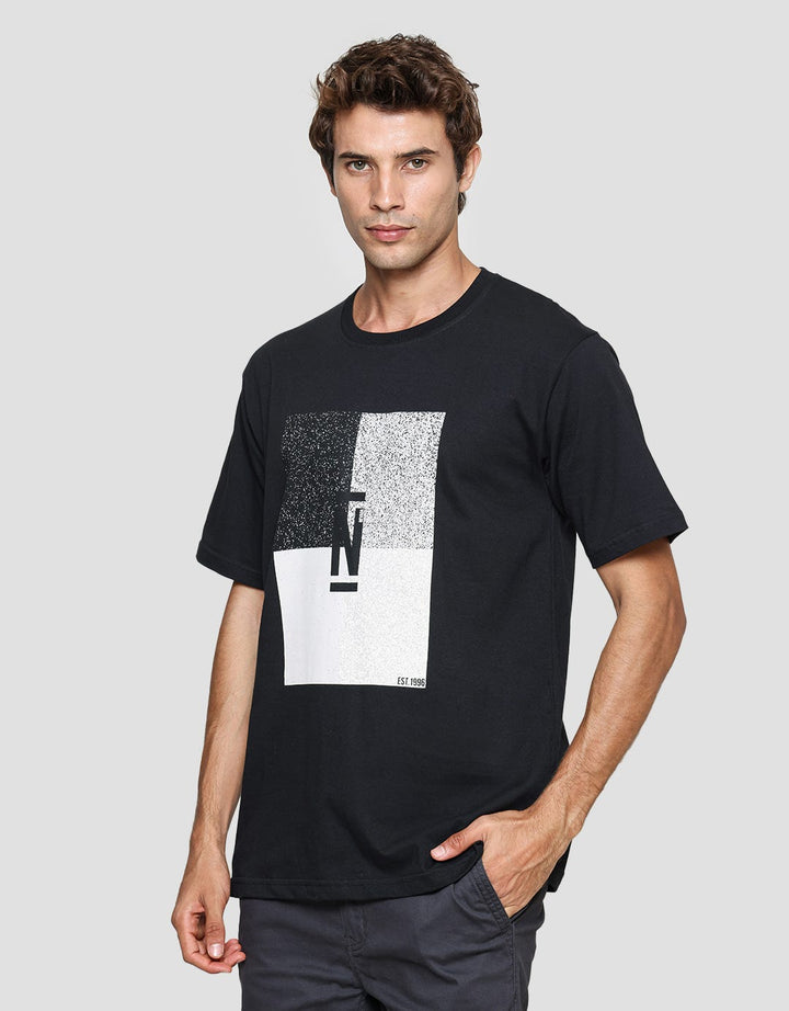 Nevada Logo Center Kaos Casual Pria