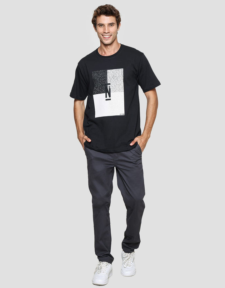 Nevada Logo Center Kaos Casual Pria