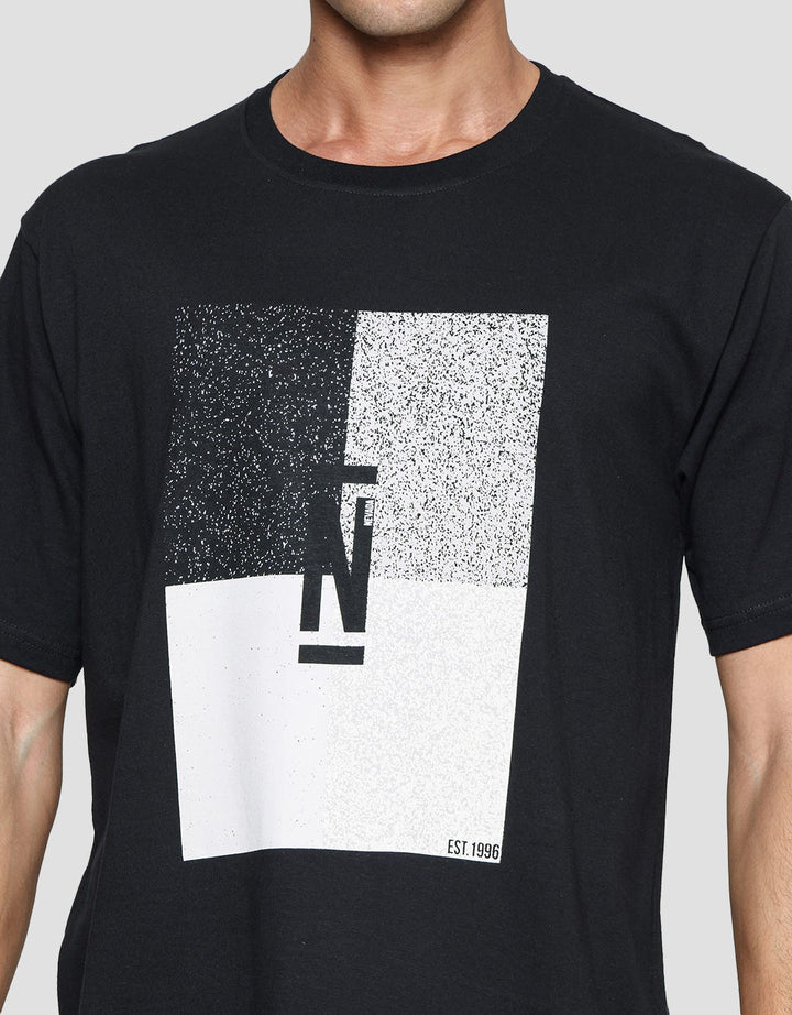 Nevada Logo Center Kaos Casual Pria