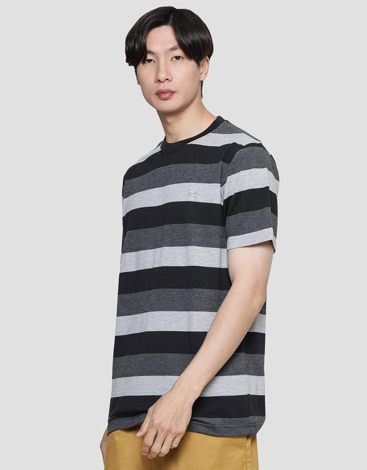 Cole Repeat Stripe Kaos Casual Pria