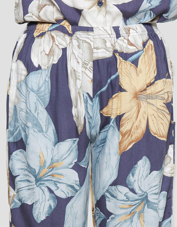St. Yves Big Floral Women's Pajamas One Set