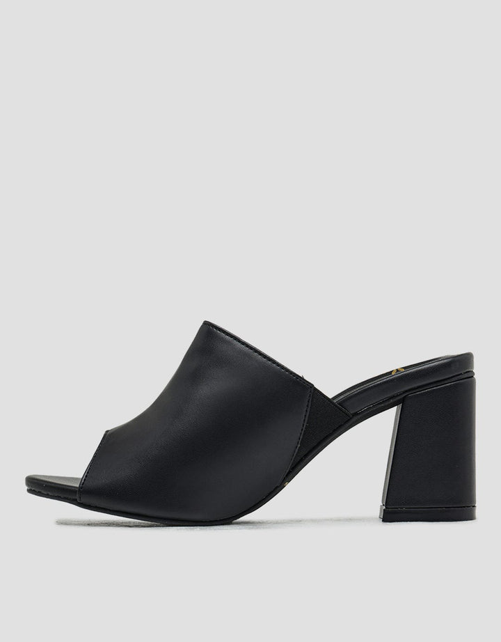 Yongki Komaladi Chunky Heels Sandal Wanita