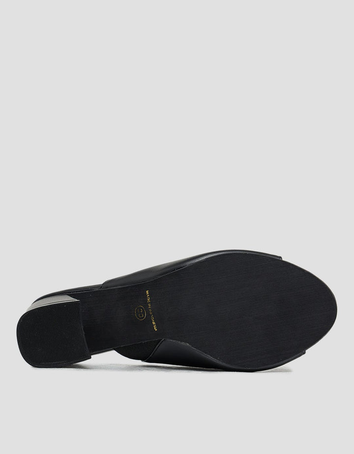 Yongki Komaladi Chunky Heels Sandal Wanita