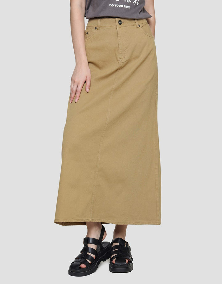 Expand Lisa Rok Wanita