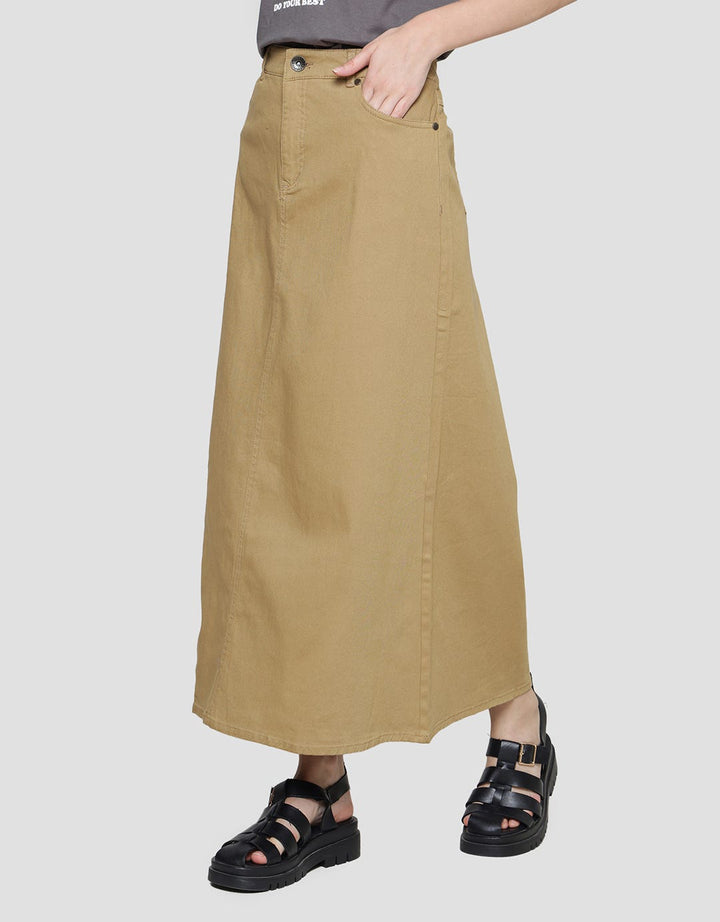 Expand Lisa Rok Wanita