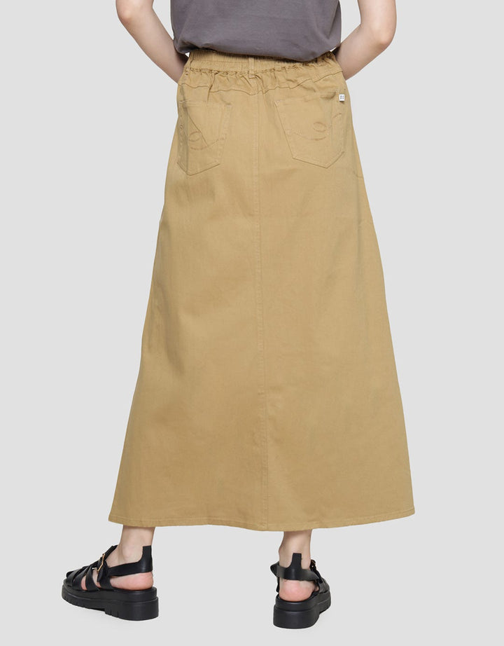 Expand Lisa Rok Wanita