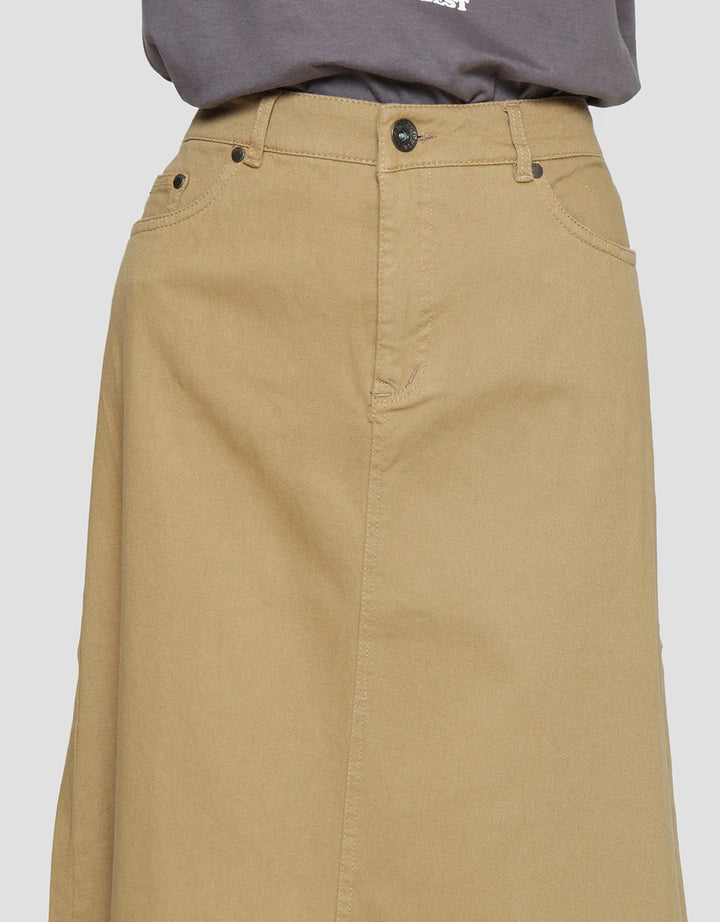 Expand Lisa Rok Wanita