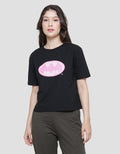 Nevada Basic Boxy Print Batman Logo Kaos Lengan Pendek Wanita
