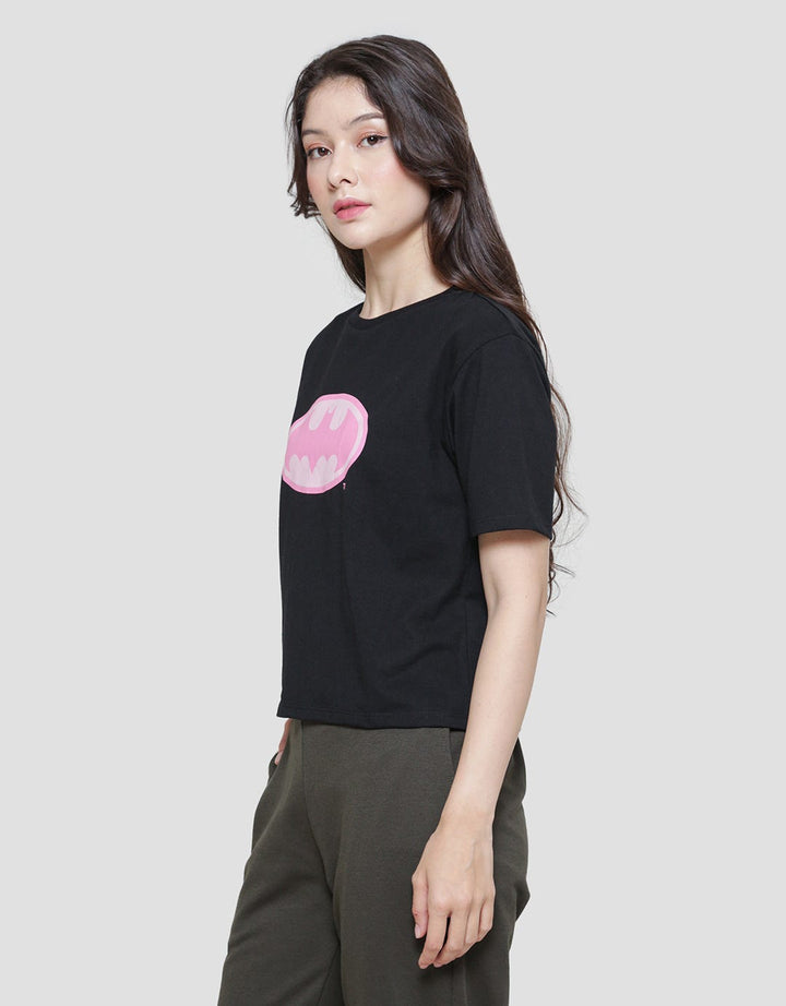 Nevada Basic Boxy Print Batman Logo Kaos Lengan Pendek Wanita