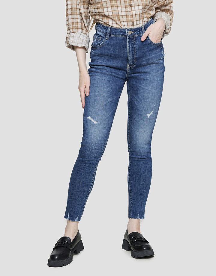 Details Ripped Finish Celana Denim Wanita