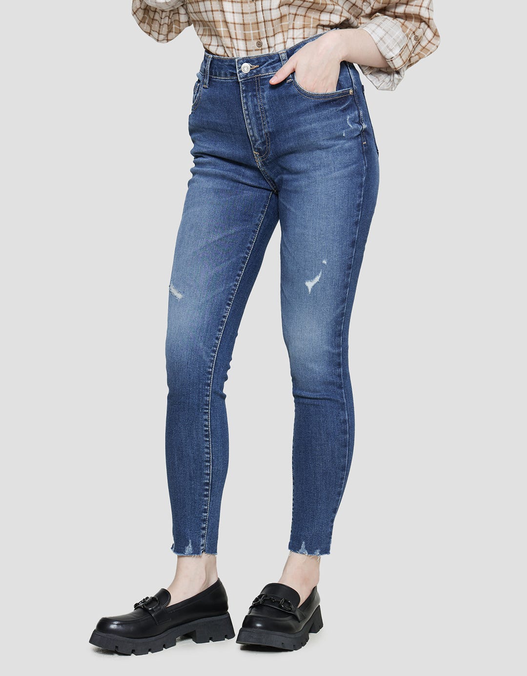 Details Ripped Finish Celana Denim Wanita