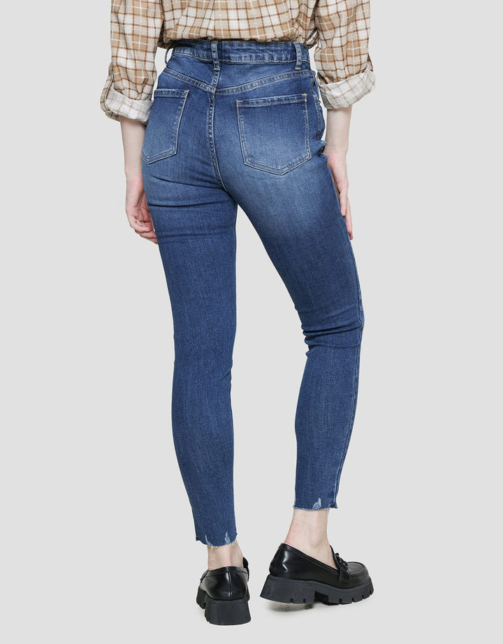 Details Ripped Finish Celana Denim Wanita