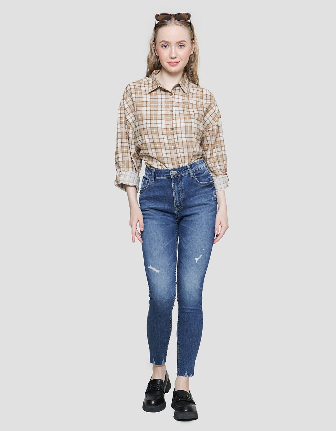 Details Ripped Finish Celana Denim Wanita