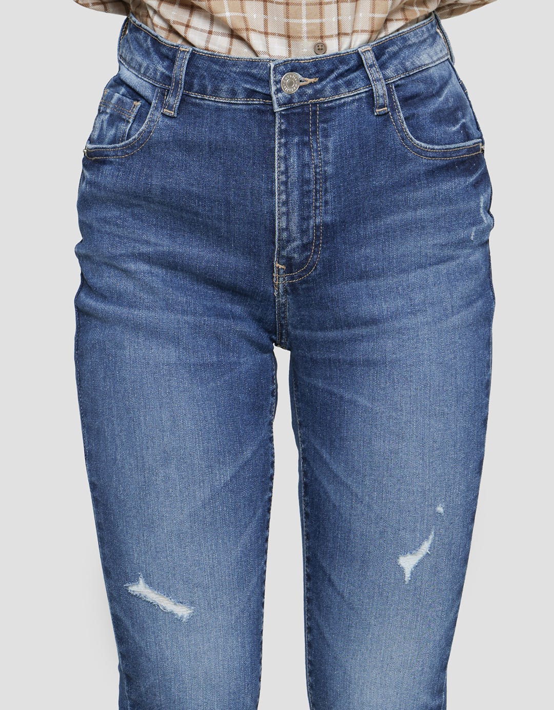 Details Ripped Finish Celana Denim Wanita