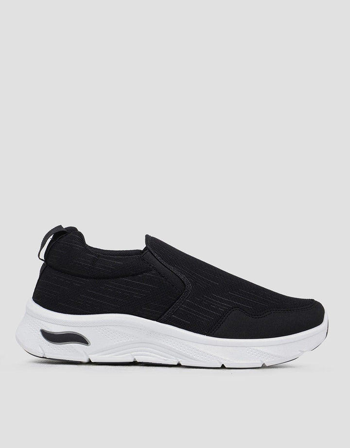 Yongki Komaladi Slip On Sepatu Sport Pria
