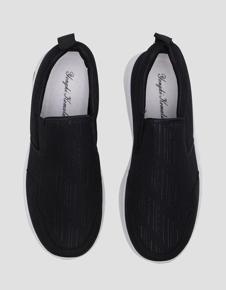 Yongki Komaladi Slip On Sepatu Sport Pria