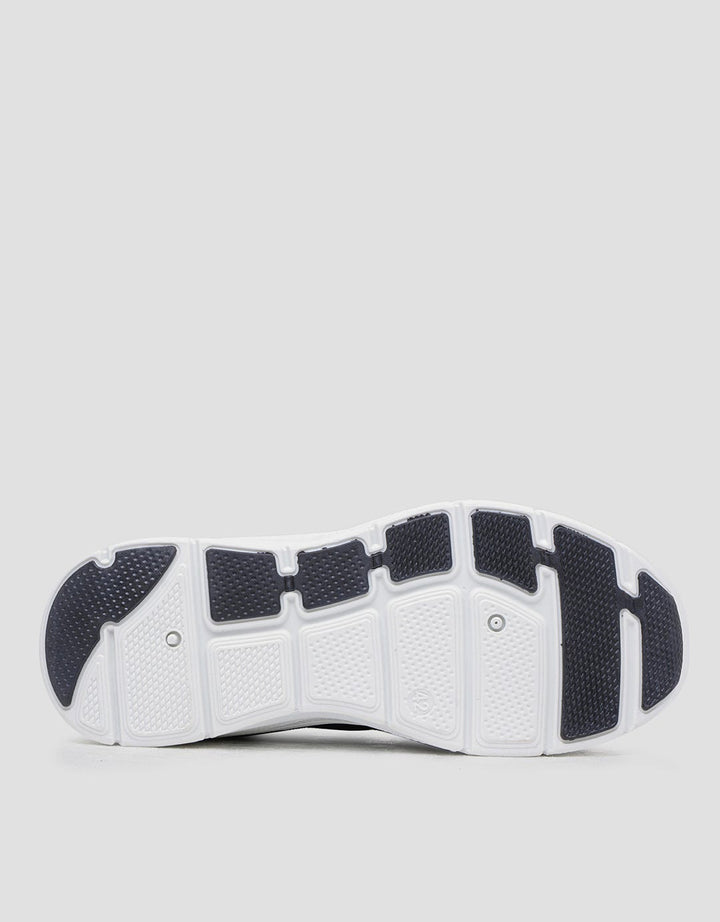 Yongki Komaladi Slip On Sepatu Sport Pria