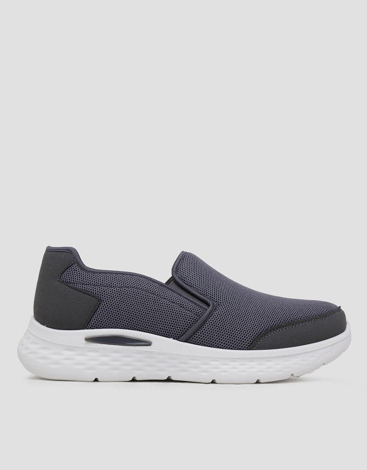 Yongki Komaladi Slip On Sneakers Pria