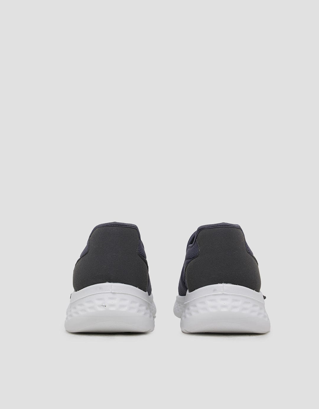 Yongki Komaladi Slip On Sneakers Pria