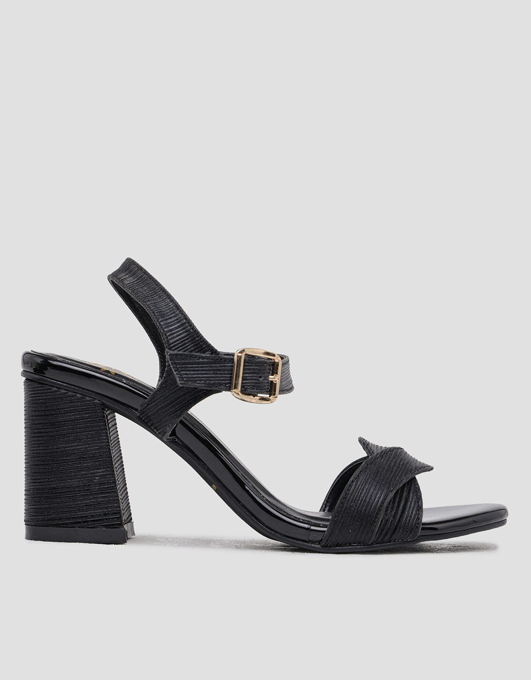 Yongki Komaladi Elegan Sandal Heels Wanita