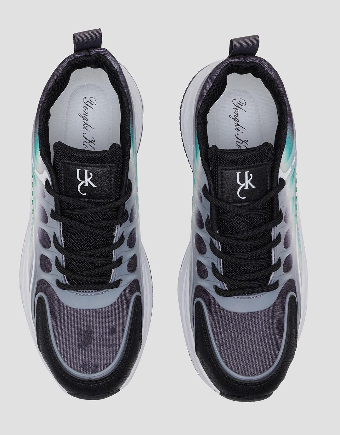 Yongki Komaladi Warna Gradasi Sepatu Sport Pria