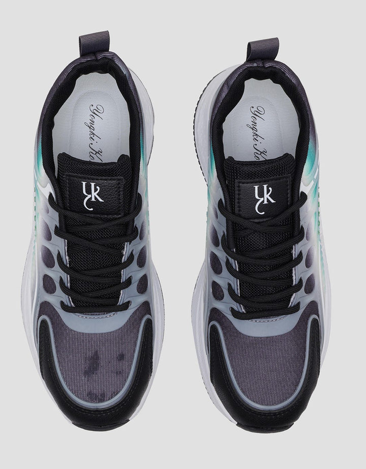 Yongki Komaladi Warna Gradasi Sepatu Sport Pria