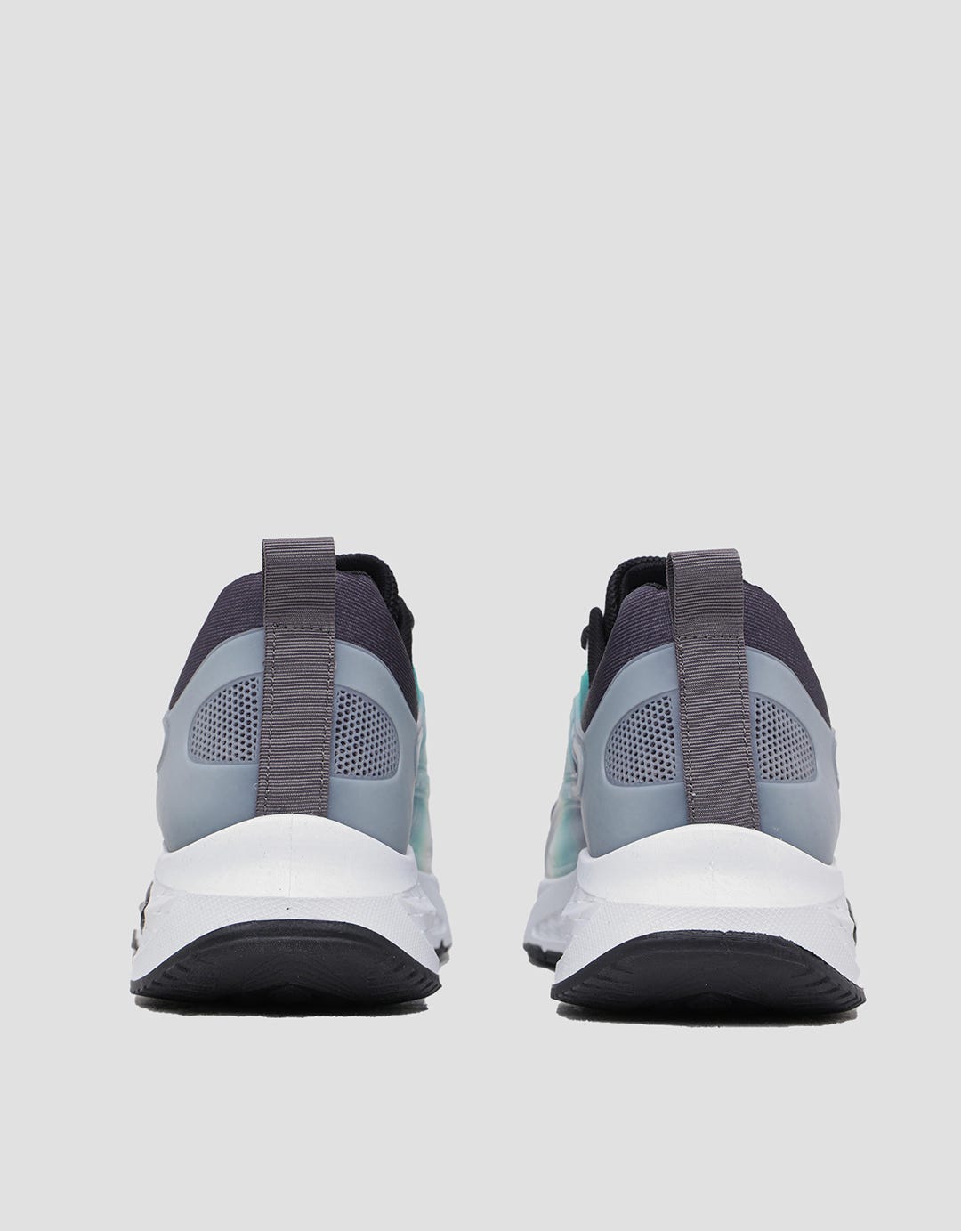 Yongki Komaladi Warna Gradasi Sepatu Sport Pria