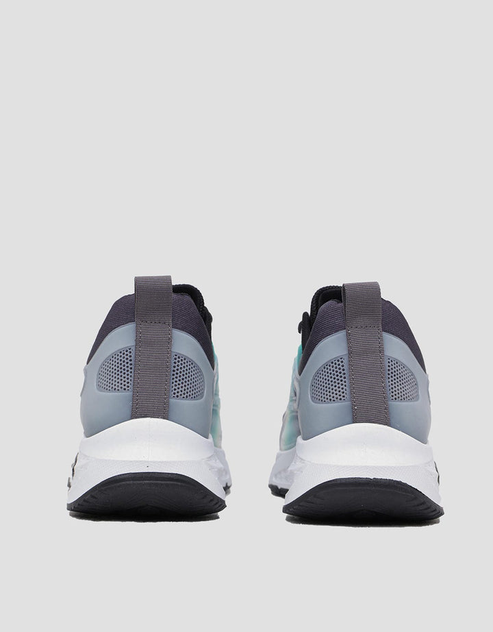 Yongki Komaladi Warna Gradasi Sepatu Sport Pria