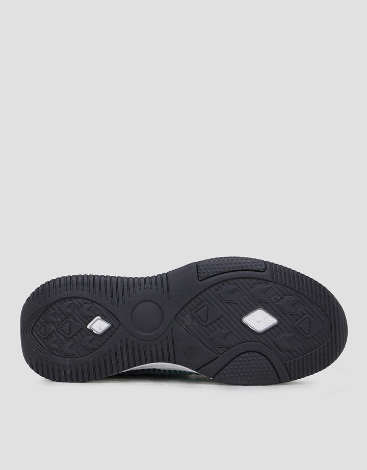 Yongki Komaladi Warna Gradasi Sepatu Sport Pria