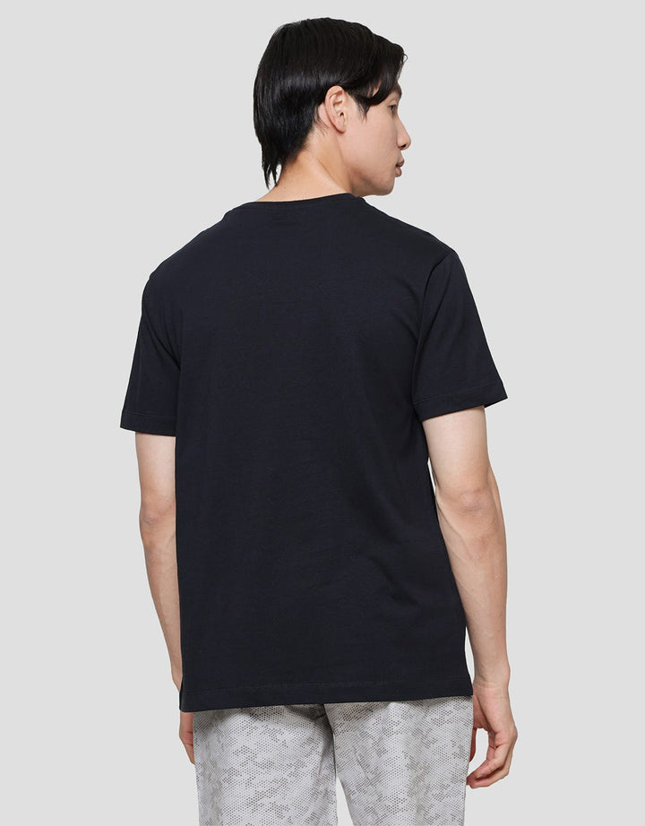 Cole Bold Shadow Kaos Casual Pria